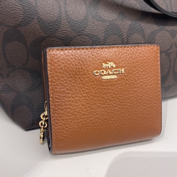 Coach Snap Wallet
IM/Redwood - Picture 2 of 16